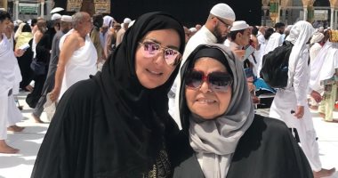 صورة..سمية الخشاب تؤدي مناسك العمرة بصحبة والدتها 