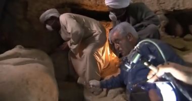 لأول مرة.. زاهى حواس فى اكتشاف آثرى على الهواء مباشرة من المنيا.. فيديو