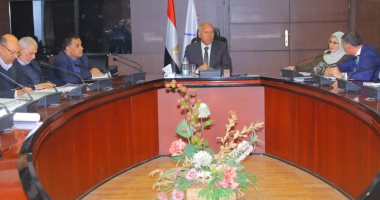 وزير النقل يتابع مع قيادات السكة الحديد مشروعات تحديث نظم الإشارات