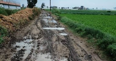 صور.. اضبط مخالفة.. أهالى النجارين بدمياط يشكون من سوء حالة الطريق الرئيسى