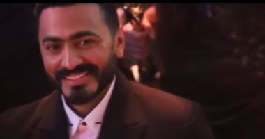 فيديو وصور .. هكذا عبر تامر حسنى عن فرحته بأفضل مطرب جمع التمثيل والغناء