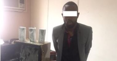 ضبط أفريقى يمارس نشاطا احتياليا "تخليق الدولارات" للنصب على المواطنين