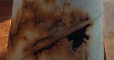 تهالك أعمدة الإنارة بالمعصرة تهدد أرواح الأهالى وتشكل خطورة على المارة 