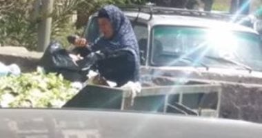 "نباشين الزبالة" فى سموحة يسببون الفوضى وانتشار القمامة