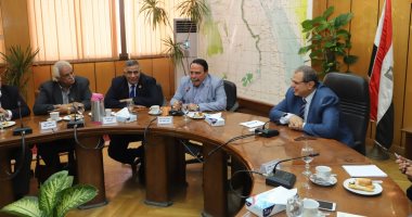 وزير القوى العاملة يناقش مع القيادات النقابية مشكلات العمال قبل عيدهم