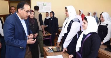 صور.. طالبة ثانوى لرئيس الوزراء بالبحيرة: "عايزين الأسئلة فى التابلت أكثر وضوحا"