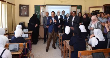 صور.. رئيس الوزراء لطالبات ثانوى البحيرة: نجهزكم لتكونوا مواكبين لما يحدث عالميا