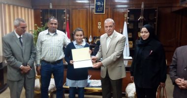محافظ قنا يكرم الطالبة المثالية على مستوى المحافظة