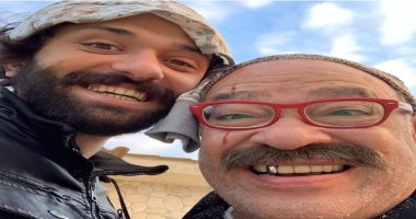 سيلفى "بهلول الحمش" مع كريم محمود عبد العزيز من كواليس مسلسل هوجان