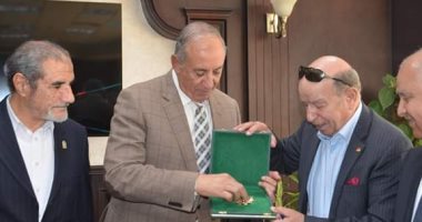 محافظ البحر الأحمر يلتقى رئيس اتحاد الرياضة للشركات فى الغردقة
