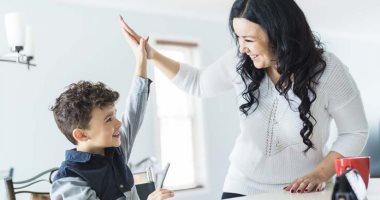عشان ميبقاش سلبى.. إزاى تربى طفلك على التفكير الإيجابى؟