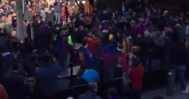 مان يونايتد ضد برشلونة.. جماهير البارسا تغزو مدينة مانشستر.. فيديو