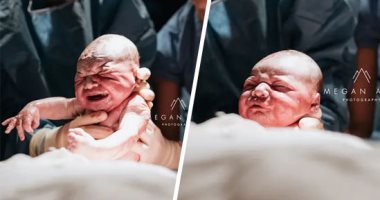 هوس التصوير أم قوة الأمومة.. مصورة فوتوغرافية تتحدى آلام المخاض لتوثيق الثوانى الأولى لطفلها الأول فى الحياة بنفسها.. ميجان ماتيوزر: "الدفعة الأخيرة" كانت إشارة الطبيب لبدء تنفيذ ما حلمت به.. صور