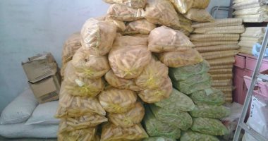 صور.. ضبط 6170 عبوة آيس كريم وبسكويت مجهولة المصدر بحملة تموينية بسوهاج