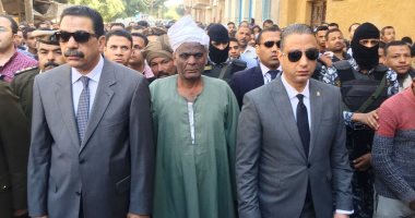 صور.. محافظ سوهاج يتقدم الجنازة العسكرية للشهيد كرم محمد بالمراغة