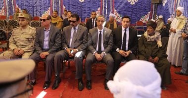 محافظ سوهاج يؤدى واجب العزاء لأسرة الشهيد عمر على منازع