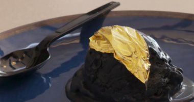 أيس كريم عيار 24.. جربت مثلجات "الفحم بالذهب" قبل كده؟ ..اعرفها× 10 صور