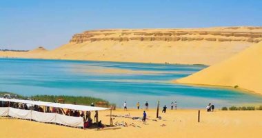 "سيبك من البحر الأحمر".. بحيرات مصر العوم فيها شكل تانى.. فى "بحيرة التمنى" سنوركلينج وغطس وأسطورة تحقق أمنياتك.. و عيش السفارى واركب الباراشوت وتزلج على الرمال بـ"البحيرة المسحورة":.. وفى "سيوة" مش هتعرف تغرق