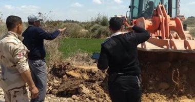 حملة لرفع الإشغالات على شريط السكة الحديد بمطروح وغلق 13 معبرًا عشوائيًا