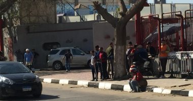 صور.. جماهير الأهلى تحتشد أمام النادى لشراء تذاكر مباراة صن داونز