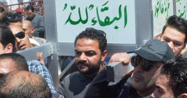 رحل سلامة الطفشان.. أحمد السقا ونقيب الممثلين ونجوم الفن فى جنازة الفنان محمود الجندى