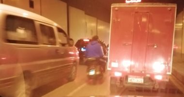 بمخالفة قواعد المرور.. قارئ يلتقط صورا للموتوسيكلات وعربات النقل بنفق الأزهر
