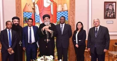 البابا تواضروس يستقبل سفير إثيوبيا فى القاهرة ويهديه كتاب" العائلة المقدسة "