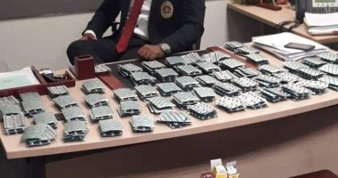 صور.. جمارك المطار تحبط محاولة تهريب 5000 قرص ترامادول 