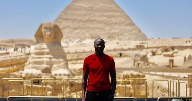 النجم الإيفوارى يايا توريه يستعد لقرعة أمم أفريقيا 2019 بصورة من الأهرامات