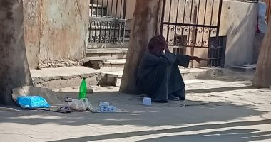 "إحنا معاك".. رجل بلا مأوى أمام مسرح الهرم الرئيسى