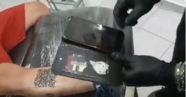 جنون الكرة.. مشجع يرسم تاتو QR code أهداف فريقه بالنهائى على جسده.. فيديو