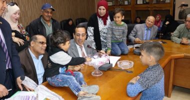صور..محافظ شمال سيناء يمنح 10تأشيرات حج بالقرعة العلنية لـ10 مسنين بالمحافظة