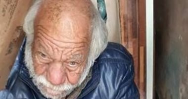 قارئة تشارك بصورة لمشرد ينام فى العراء بشارع الثانوية فى المنصورة