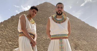 نجم الراب الأمريكى فرنش مونتانا يحتفى بزيارته لمصر بصورة أمام الأهرامات