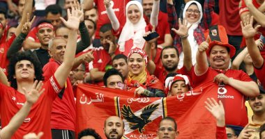 فيديو.. مشجع أهلاوى يبكى فى مدرجات برج العرب