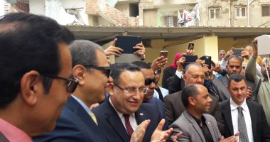صور.. وزير القوى العاملة يفتتح منتجع أبو قير السياحى لنقابة الغزل والنسيج