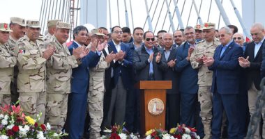 الرئيس السيسى يتفقد محور روض الفرج فجرا 
