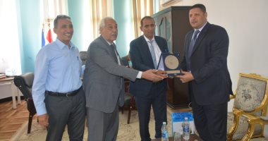 صور .. رئيس جامعة أسوان يلتقى وفد مركز الإمارات للدراسات الاستيراتيجية لبحث سبل التعاون