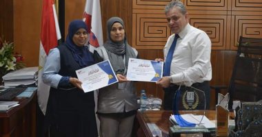 صور .. تكريم عاملتين نظافة بالمطار لأمانتهما