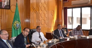 محافظ الإسماعيلية يؤكد على تفعيل دور العاملين بالمديريات الخدمية فى المشاركة فى الإستفتاء