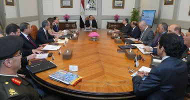 السيسى يستعرض خطة الحكومة لنقل مؤسسات الدولة للعاصمة الإدارية الجديدة.. الرئيس يوجه بأن يكون الانتقال تطوير للجهاز الإدارى بالدولة بشكل شامل ومفهوم جديد مغاير للوضع الحالى و توفير الخدمات المتميزة للمواطنين 