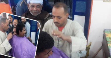 "الحلاقة بلغة الإشارة".. أهالى قنا تعلموا لغة الإشارة من أجل عيون حلاقهم "الأبكم".. تسعيرة تصفيف الشعر من 5 إلى 10جنيهات.. ورواد المحل: أسعاره مفيش أرخص منها وإللى بيخرج من إيده بيطلع "زى العريس إللى عنده فرح"