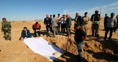 صور.. العراق يكشف عن مقبرة جماعية لأكراد قتلوا فى عهد صدام حسين