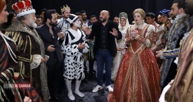 "ركبى بتخبط فى بعض"..رانيا فريد شوقى تعرض صورة من كواليس أول عرض لـ"الملك لير"