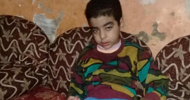 صور.. "الطفل الميت الحى".. مأساة الطفل أحمد بسوهاج.. وظائف جسده تتوقف وتعود فجأة.. وأسرته: الأطباء عجزوا فى تشخيص حالته.. يعانى من جلطة بالمخ وتشنجات عصبية.. وأسنانه تلتصق ببعضها ويتم فتحها بثقوب فى اللثة