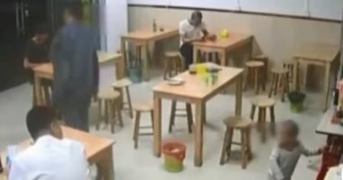 لعدم امتلاكه ثمن الوجبة.. أب يترك ابنته "رهن" فى مطعم بالصين.. فيديو وصور
