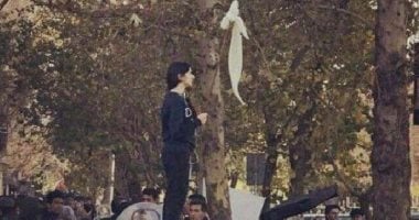السجن سنة لفتاة فى إيران بسبب خلعها الحجاب بميدان عام