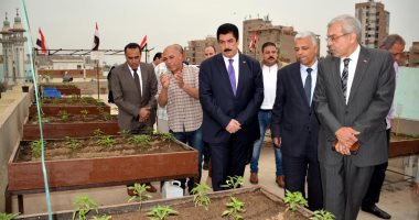 محافظ القليوبية يتفقد تجربة لزراعة أسطح مدرسة الشبان المسلمين 