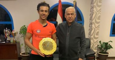 فرج عامر يكرم محمد الشربينى بعد تتويجه ببطولة سيرينا للاسكواش.. صور