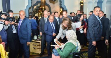 وزيرة التضامن غادة والى تفتتح معرض الحرف اليدوية وتشيد بالمعروضات